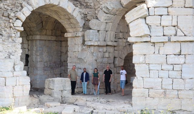 Başkan Çelik, Justinianus Köprüsü'nde devam eden restorasyon çalışmalarını inceledi