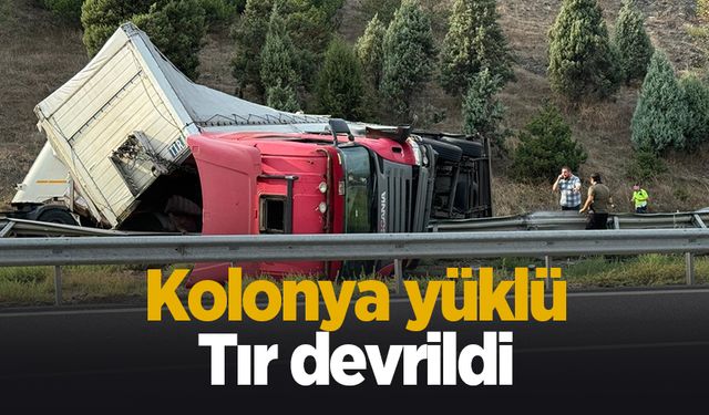 Kolonya yüklü tır devrildi, otoyol trafiğe kapandı