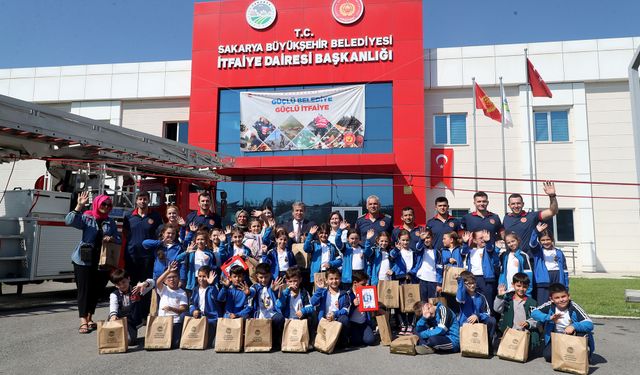 Minik itfaiyecilerin ateşle mücadelesi: Günün kahramanları minikler oldu