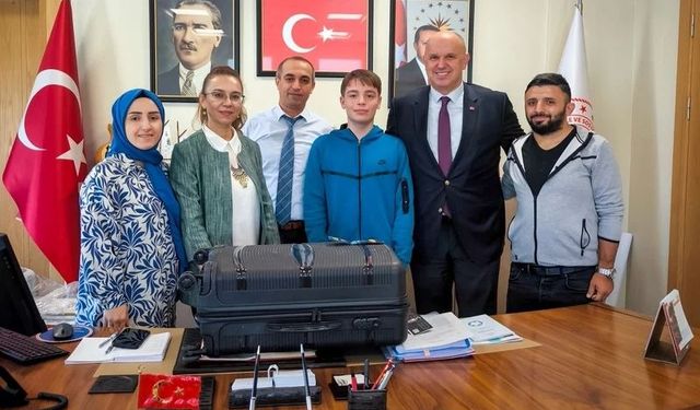 Üniversite kazanan ODES'li öğrencilere hediyeleri verildi