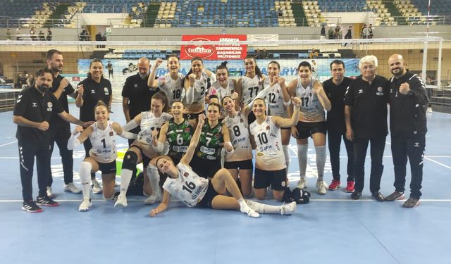 Sakarya Voleybol, VakıfBank'ı 3-0'lık skorla geçti