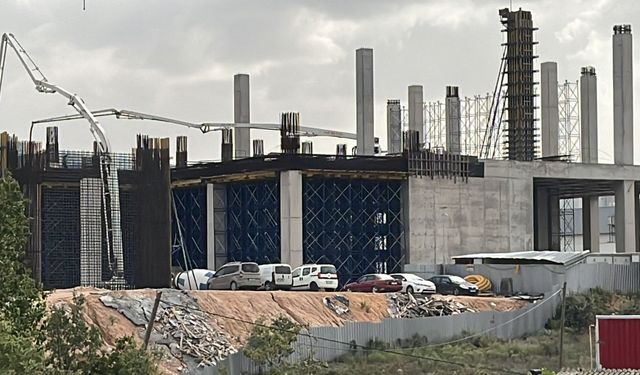 Platformdan düşen 2 inşaat işçisi yaralandı