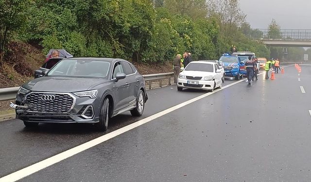 Otoyolda sağanak yağış kazaya sebep oldu: 1 ölü, 2 yaralı