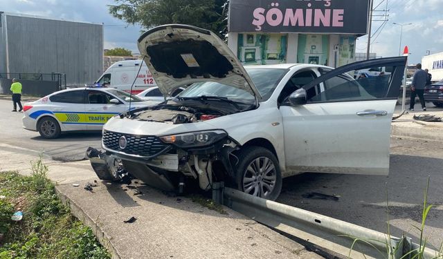 Kocaeli'de otomobil kaldırıma çıktı: 1'i bebek 3 yaralı