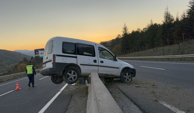 Beton bariyerlerde asılı kaldı: 1 yaralı