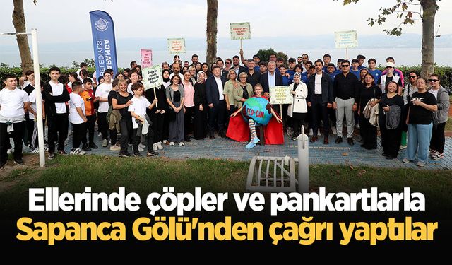 Ellerinde çöpler ve pankartlarla Sapanca Gölü'nden çağrı yaptılar