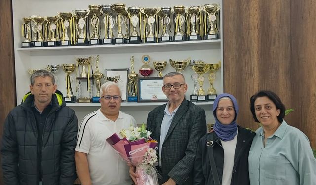 Ahmet Akkoç Ortaokulu'nda Levent Özkan'a veda; 35 yıllık hizmetin ardından emekliye ayrıldı