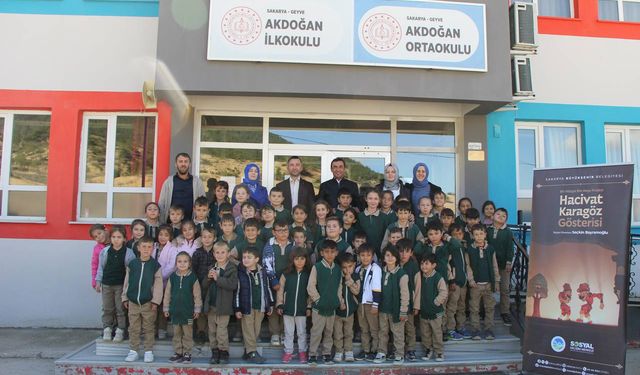 Büyükşehir şehrin her köşesinde çocuklara ‘Bir Hikâye Bin Neşe’ götürüyor