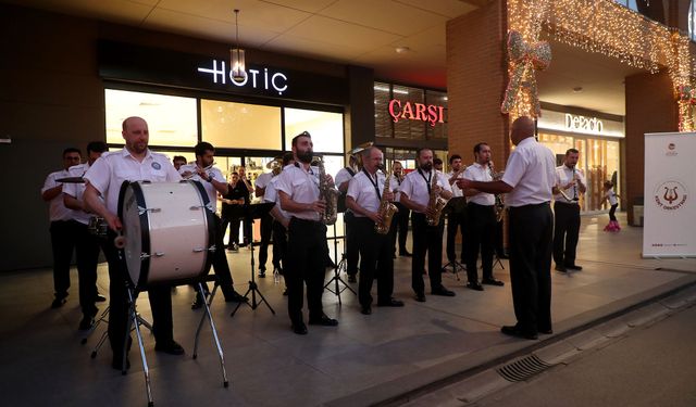 Büyükşehir’in orkestrası neşeyi bu kez Serdivan’a taşıdı