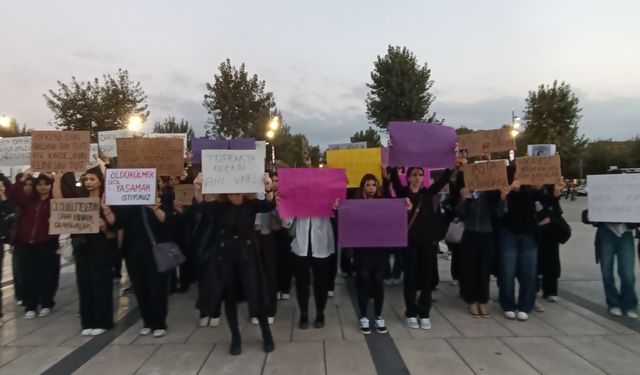 SAÜ'lü öğrencilerden kadın cinayetlerine karşı meydanda sessiz eylem