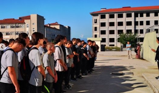 Hendek'te okul binası bitmedi, öğrenciler ve aileleri tepkili