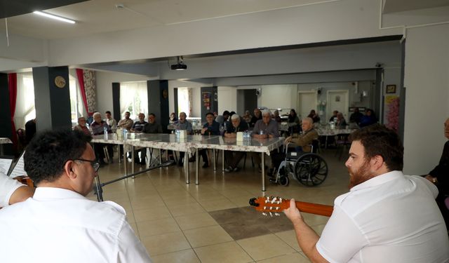 Büyükşehir orkestrasıyla yaşlılar neşe buldu