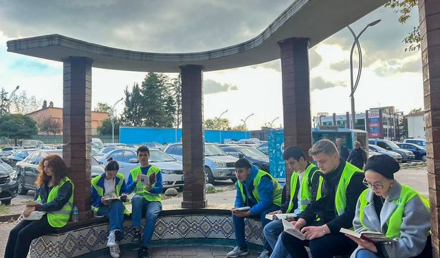 Hendek Meydanı’nda kitap okuma etkinliği