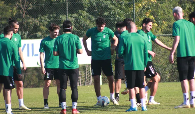 Sakaryaspor iki futbolcuyla yollarını ayırdı!