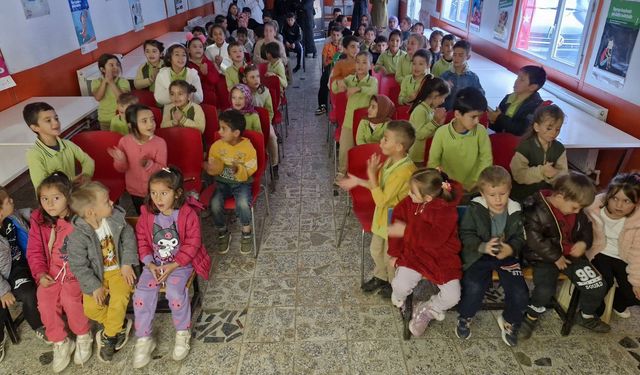 Şehrin her tarafına bir hikâye bin neşe taşıyorlar