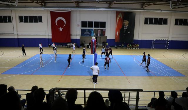 Ferizli'de 101. Yıl Coşkusu: Cumhuriyet Kupası Voleybol Turnuvası başladı