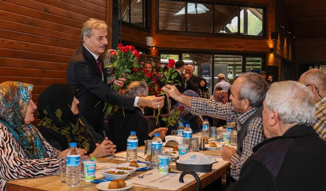 Yusuf Alemdar eli öpülesi büyüklerle kucaklaştı