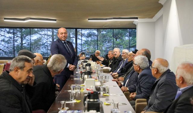 Başkan Mehmet Ata, emekli öğretmenlerle kahvaltıda buluştu