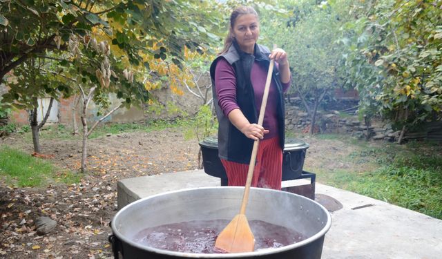 Yarım asırdır aynı yöntemle hurma pekmezi yapıyorlar