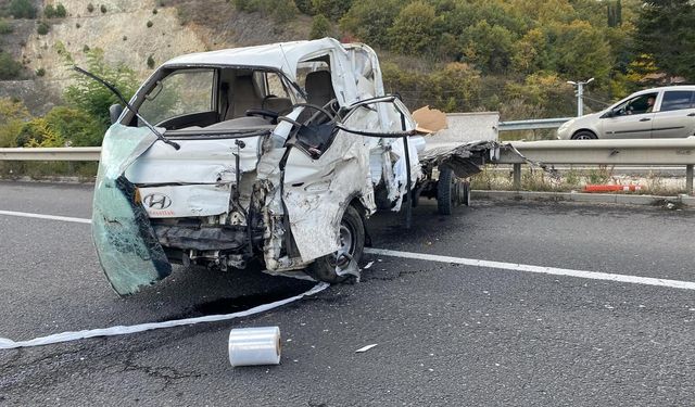 Karşı yöne geçip tırla çarpıştı: 1'i ağır 2 kişi yaralandı