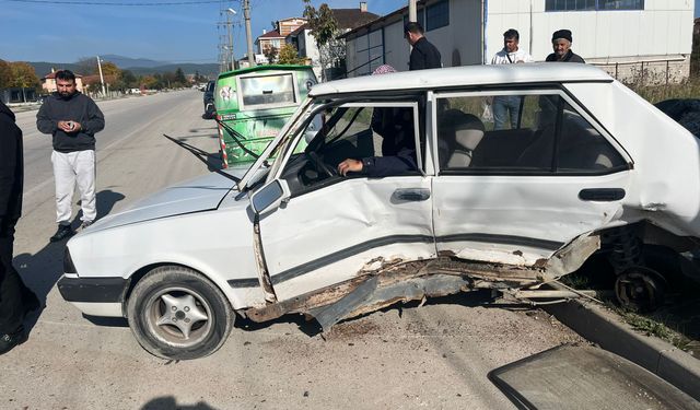 Tofaş hurdaya döndü: 2 yaralı