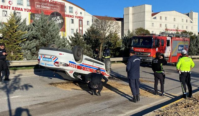 Kocaeli'de direğe çarpan jandarma aracı takla attı: 2 jandarma yaralı