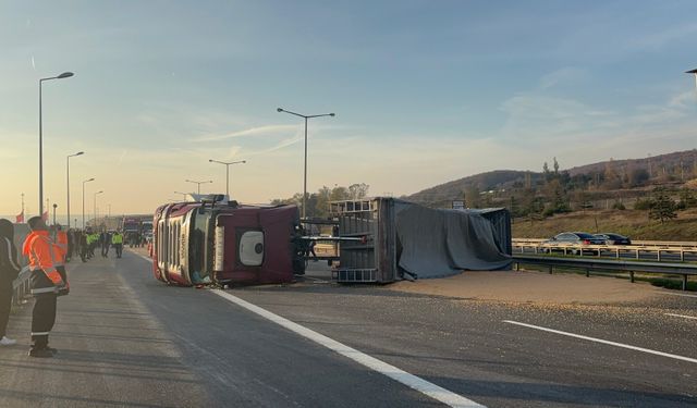 TEM'de tır devrildi: Ankara istikameti ulaşıma kapandı