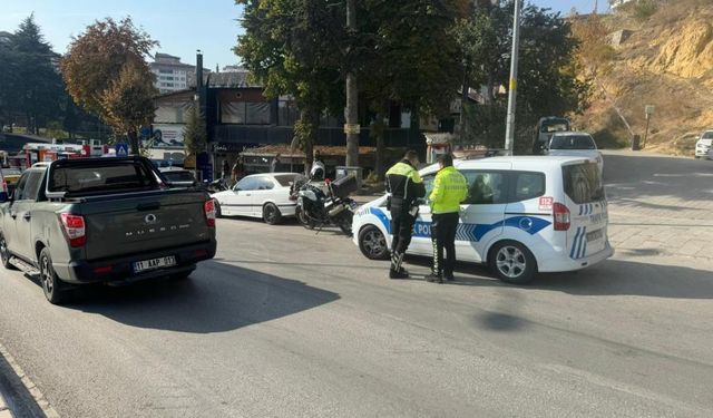 Bilecik'te seyir halinde kontrolden çıkan motosiklet devrilirken, sürücüsü yaralandı