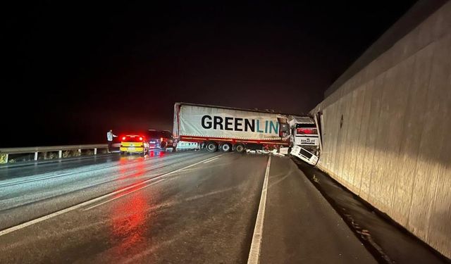 İznik yolunda tır istinar duvarına çarptı