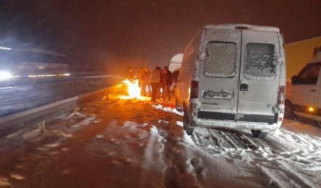 Yolda kalan tırlar emniyet şeridine alındı, trafik açılmaya başladı