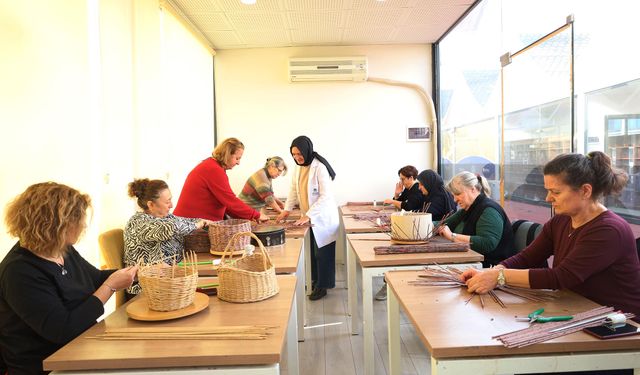 Atıklar ilham veren ellerde ‘sanat’ olarak hayata dönüyor