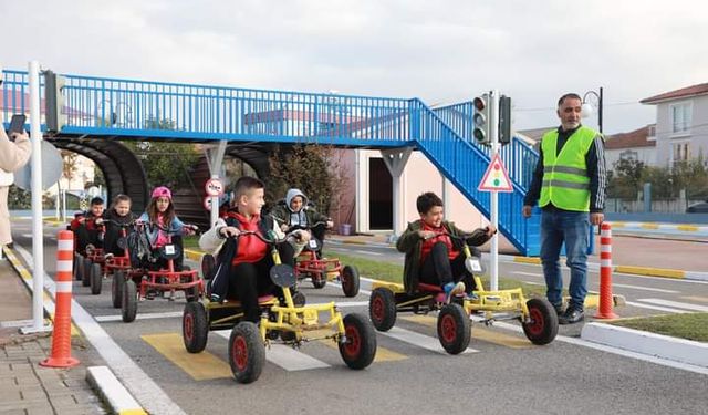 Öğrenciler trafik kurallarını öğreniyorlar