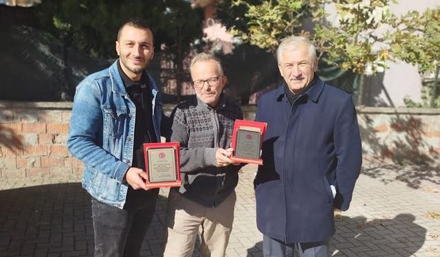 Belediyeden emekli olan personel iki Mahalle Muhtarından plaket aldı