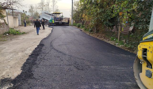 Akyazı Yağcılar Mahallesi Kuhtar ve sakinleri asfalta kavuşmanın sevinci yaşıyor