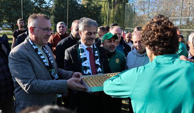 Alemdar'dan derbi öncesi Sakaryaspor'a baklavalı moral ziyareti