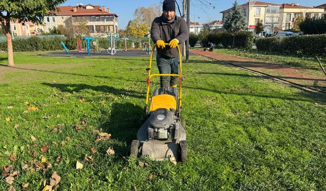 Serdivan Belediyesi ekiplerinden parklarda yoğun temizlik mesaisi