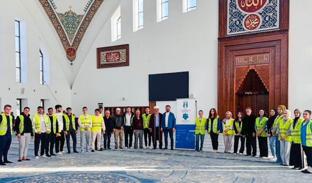 SUBÜ öğrencileri Rasimpaşa Camii’ni temizledi