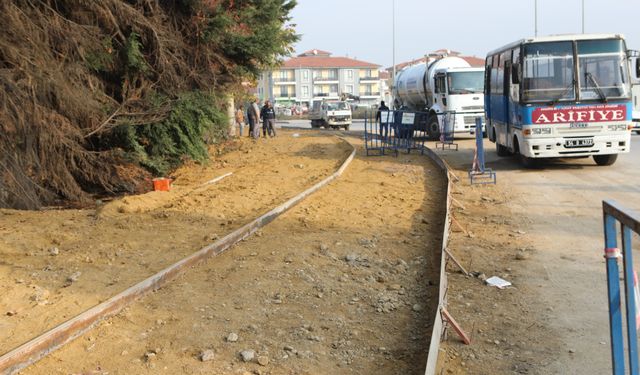 Arifiye Belediyesi Beton Kaldırım çalışmalarına devam ediyor