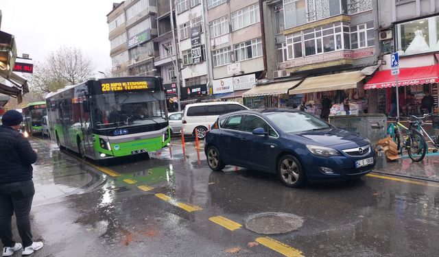 Gelişi güzel park etti, trafiği kilitledi