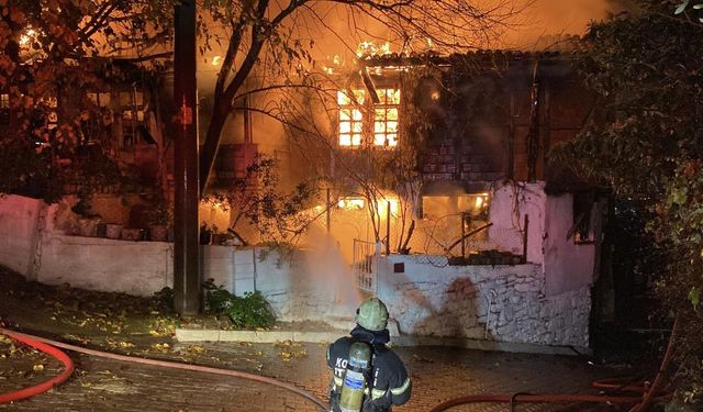 Gece yarısı korkutan yangın: İki katlı ev alev alev yandı