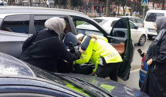 Sakarya’da polisten yürekleri ısıtan hareket: Gördüğü gibi yardıma koştu