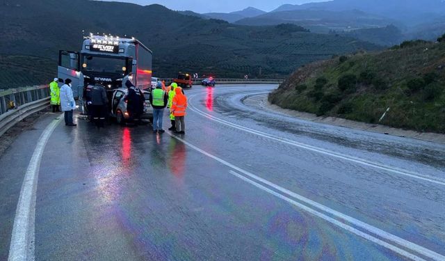 Tır ile otomobil kafa kafaya çarpıştı: 1 ölü, 2 yaralı