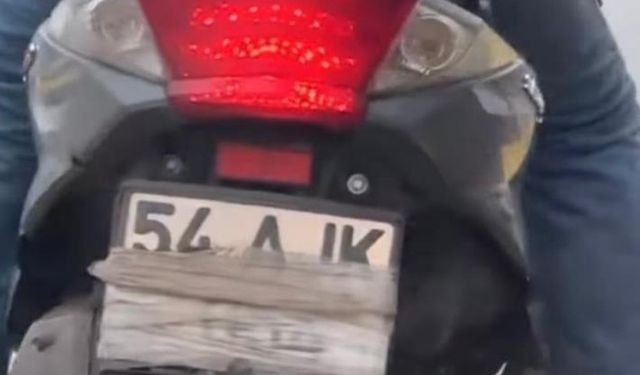 Motosikletin plakasını kapatarak gezen sürücü polise yakalandı