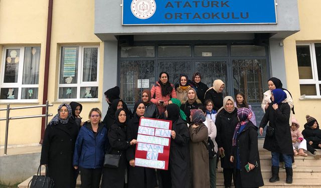 O ilçede Milli eğitimin uygulaması Anneler tarafından protesto edildi!