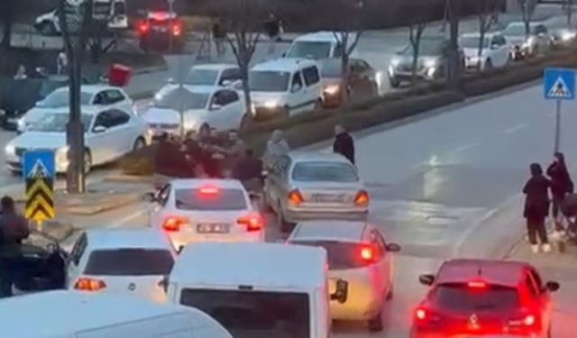 Akşam trafiğinde yumruklar havada uçuştu: Trafik kilitlendi