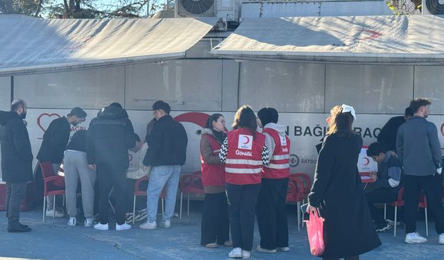 Akyazı Eyyüp Genç Fen Lisesi öğrencileri destekledi: Kızılay 63 ünite kan topladı