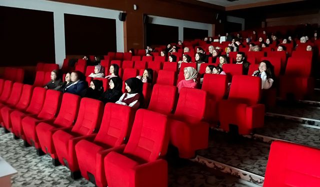 Hendek'te gençler ücretsiz sinema etkinliğinde buluştu