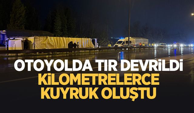 Tır devrildi, uzun araç kuyrukları oluştu