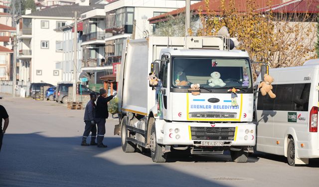 Çöp kamyonlarını oyuncak bebeklerle donattılar