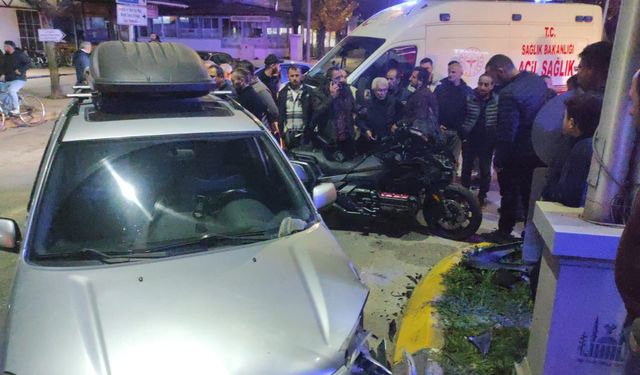 Akyazı’da otomobil ile motosiklet çarpıştı: 2 yaralı